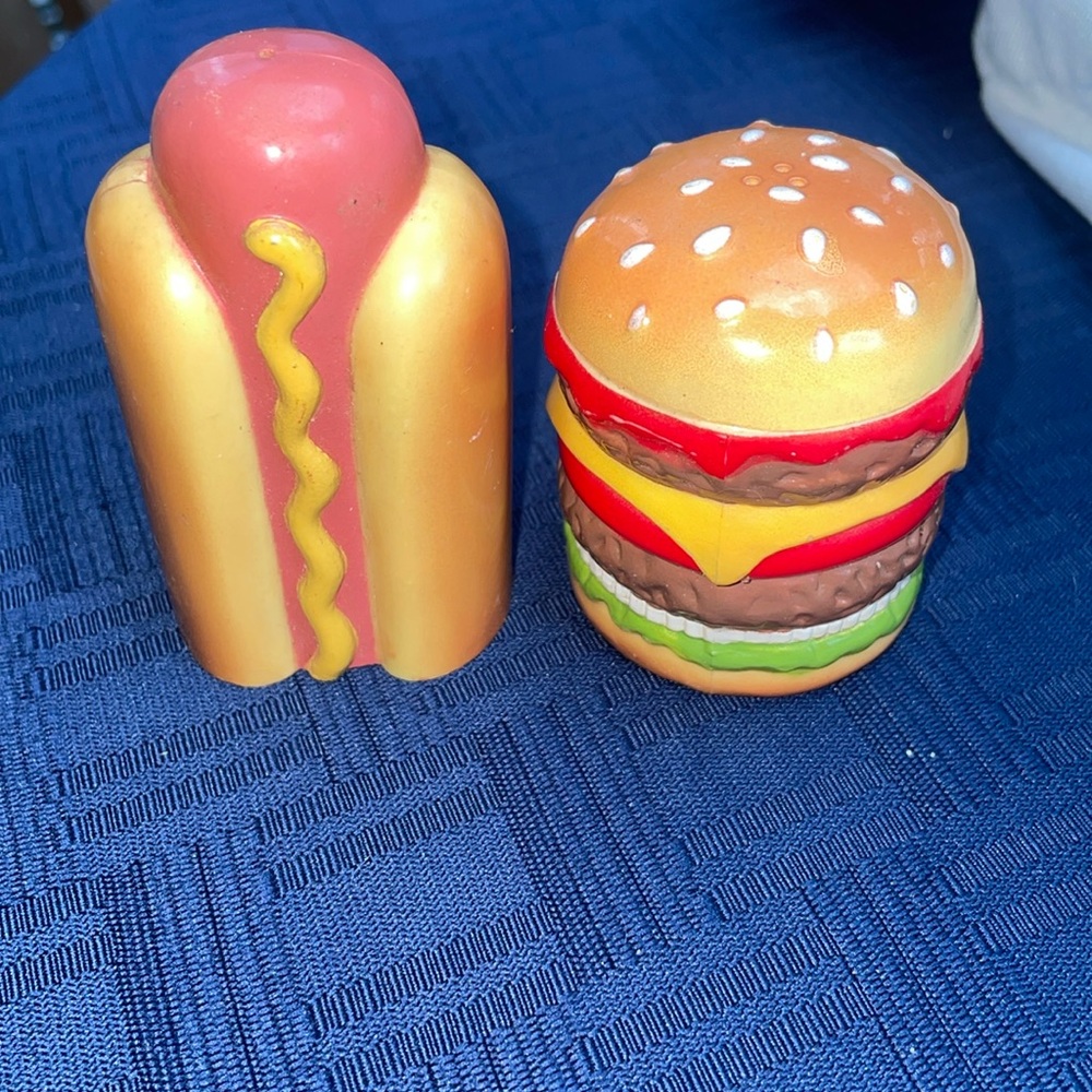 JSNY Hamburger Hotdog Hard Plastic Salt and Pepper Shakers Colorful Picnic
